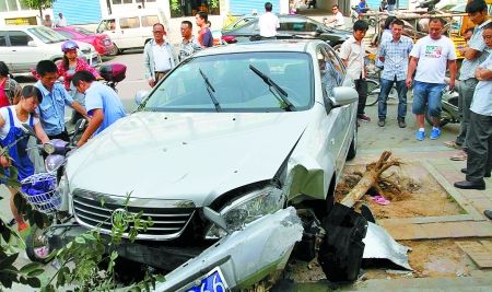 许昌一司机错把油门当刹车踩,将姐弟俩撞倒