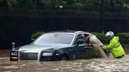 开车出行时注意这八条 再大的暴雨也不怕