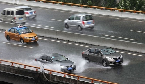 开车出行时注意这八条 再大的暴雨也不怕