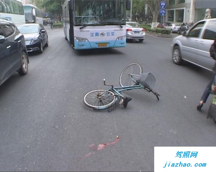 公交车撞飞自行车