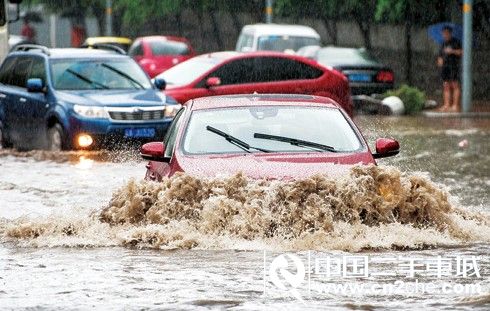 暴雨中车辆遇险自救攻略